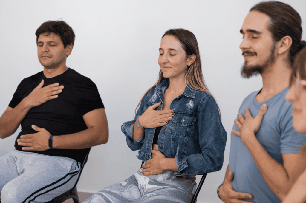 Incontri di Mindfulness a Bergamo_Persone che praticano la meditazione