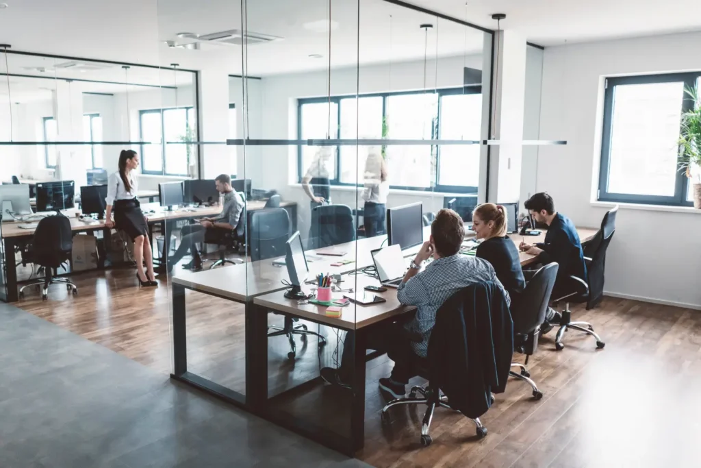 ufficio open space con persone che lavorano