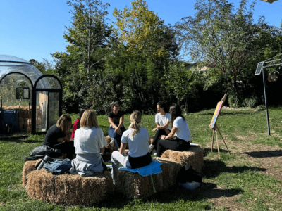 Gruppo in mezzo alla natura che svolge workshop di crescita personale