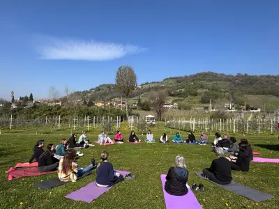 Gruppo in mezzo alla natura che svolge workshop di crescita personale, mindfulness e coaching